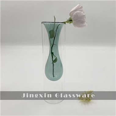 Färgade blåsta glasvaser